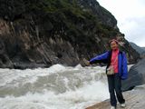 張家界導游姜怡在云南麗江虎跳峽